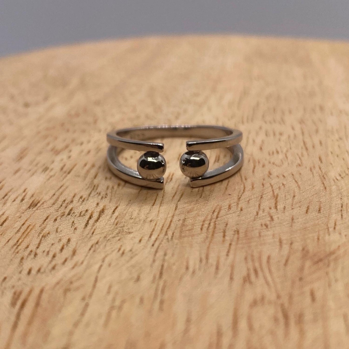 Anxiety Ring Bolletjes Zilver 925 Sfeerbeeld op hout