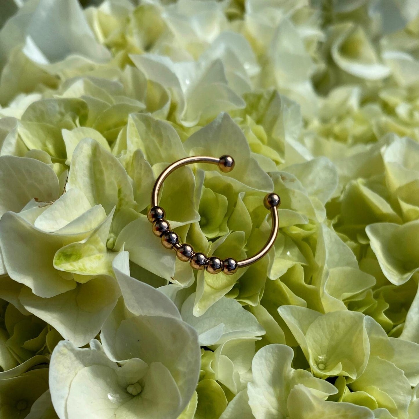 Anxiety Ring rosé goud kleurig (RVS) one size Sfeerbeeld bloemen