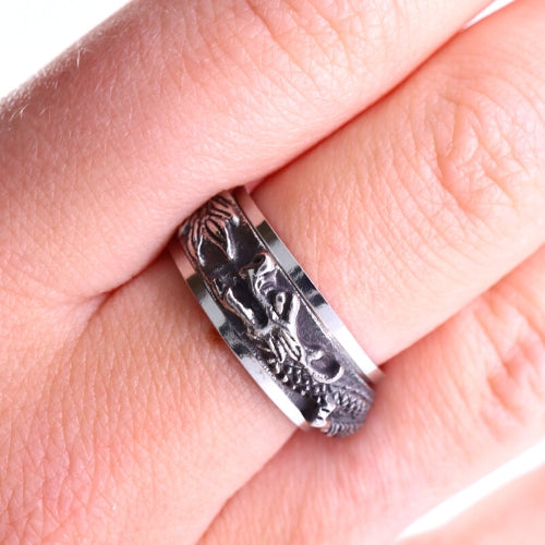 Anxiety ring (Draak) Zilver om vinger 